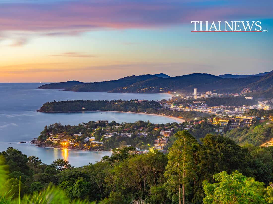Erleben Sie festliche Feierlichkeiten in Phuket 2025 mit Centara Hotels – von Weihnachtsbuffets bis Neujahrsfeiern am Strand.
