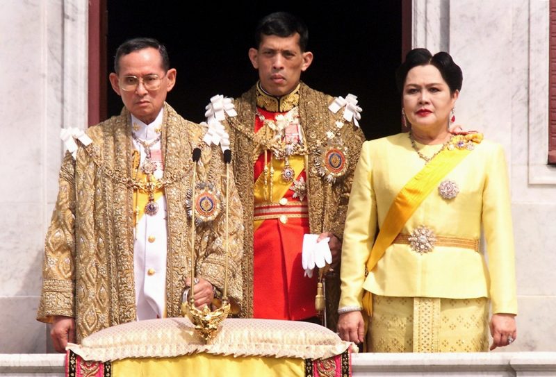 Von links nach rechts: König Bhumibol Adulyadej, der damalige Kronprinz Vajiralongkorn und Königin Sirikit erscheinen 1999 auf einem Balkon der Anantasamakom-Thronhalle in Bangkok. Foto: Pornchai Kittiwongsakul / AFP