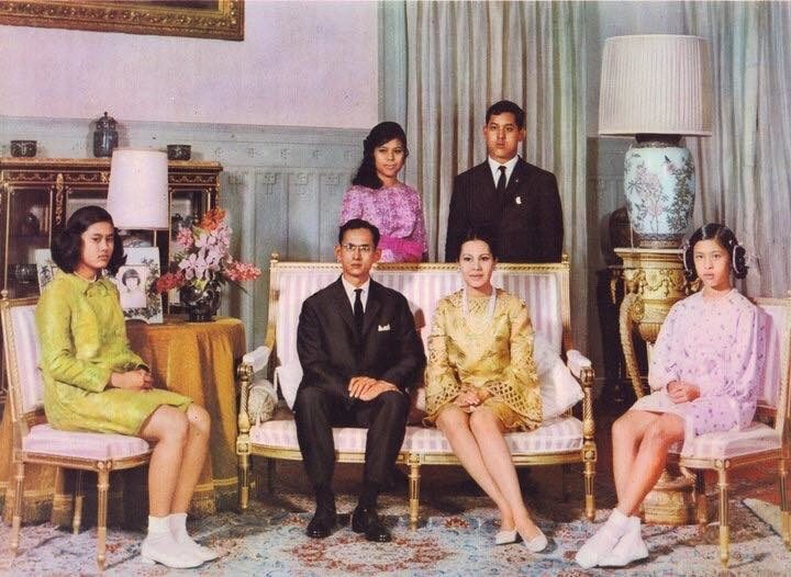 Die Königsfamilie: König Rama IX., Königin Sirikit und ihre vier Kinder – Prinzessin Ubolratana, Prinz Vajiralongkorn, Prinzessin Sirindhorn und Prinzessin Chulabhorn