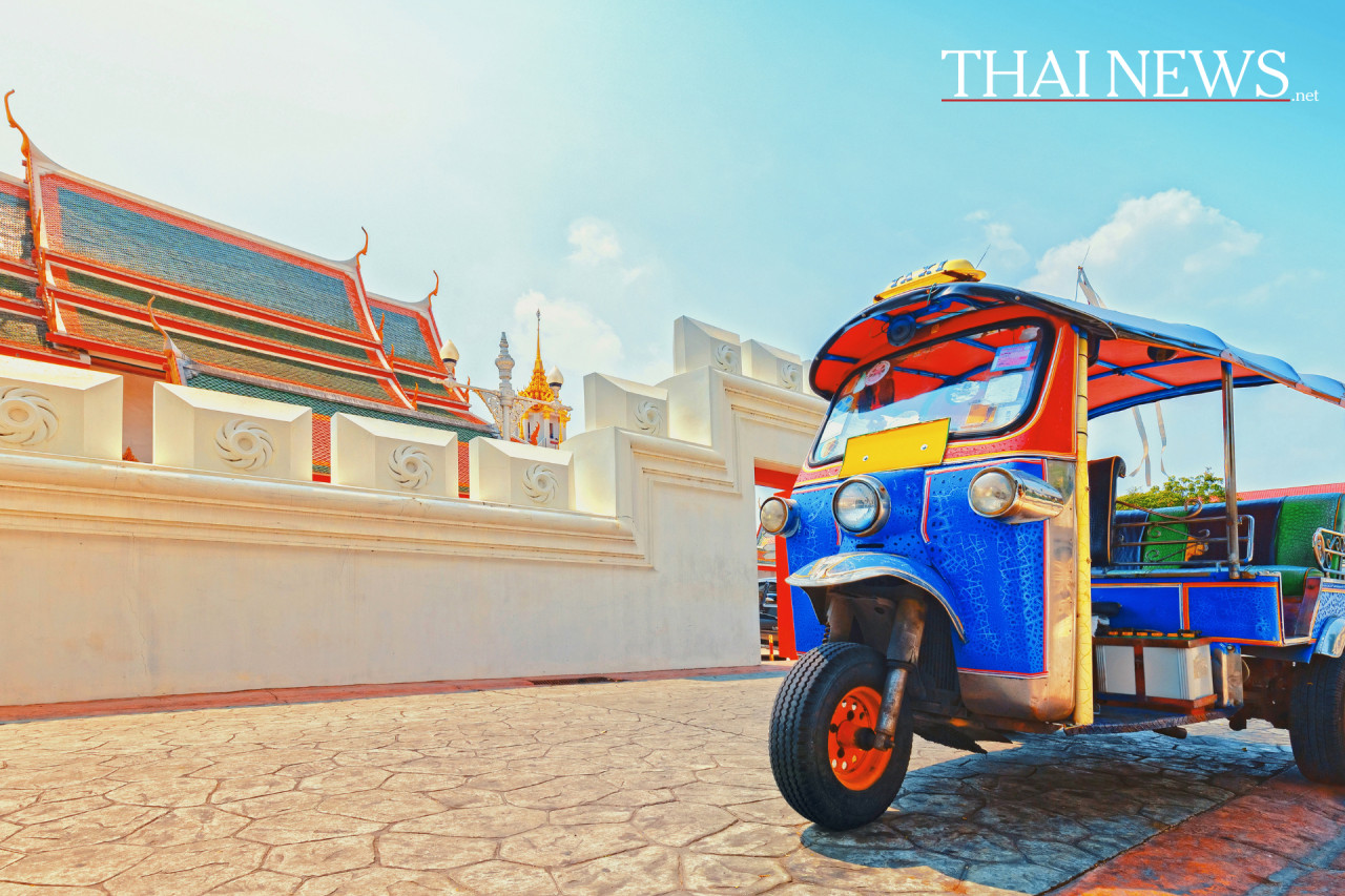 König übergibt Katin-Geschenk: 10 Millionen Baht für Buddhismus in Bangkok!